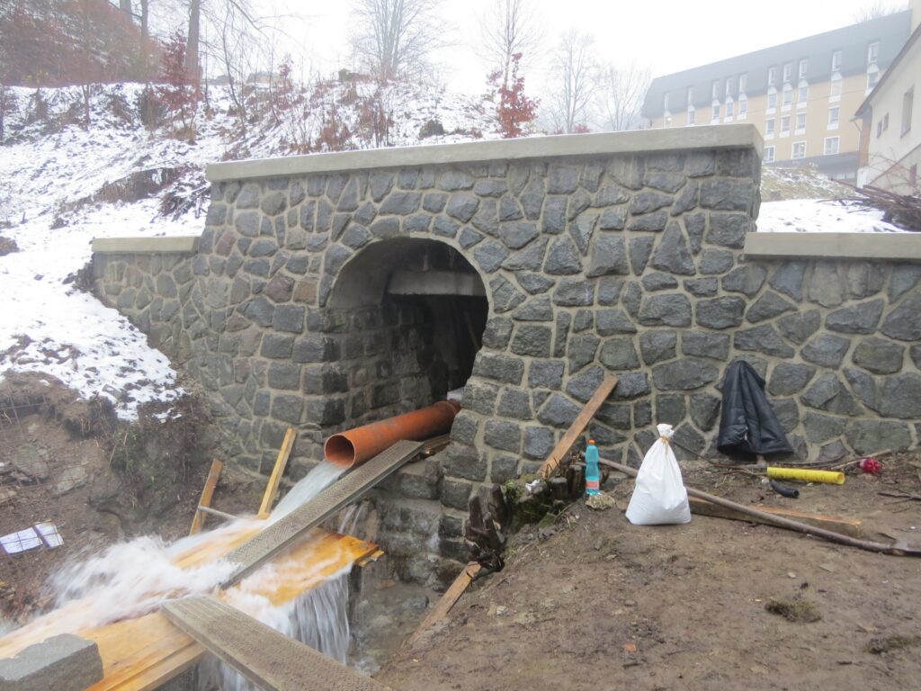 Oprava zatrubnění Janského potoka v Janských Lázních (KRNAP)